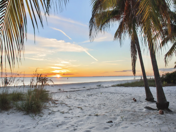 Fort Myers Beach Vacation Rental - Spacious 6 Bedroom Coastal Retreat Near Beach